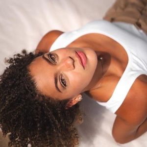 Meet your Posher, Larissa